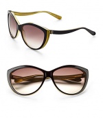 A retro cat's-eye design crafted out of two-tone plastic. Available in black horn with brown gradient lens.Plastic logo temples100% UV protectionMade in Italy