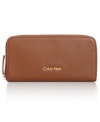 Get elegantly organized with this luxe lovely from Calvin Klein. Crafted from supple leather and accented with signature detailing, it flaunts multiple pockets for effortless go-everywhere accessorizing.