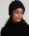 A sporty beanie mixes classic cable knit and soft fleece lining, the perfect recipe for a must-have winter accessory.