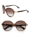 THE LOOKRounded square styleAcetate framesLogo accented temples UV protectionSignature case includedTHE COLORBrown horn with brown gradient lensesORIGINMade in France