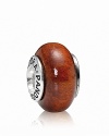 This Muirapiranga wood charm glows with lustrous reddish tones. Logo-engraved sterling silver trim displays the PANDORA signature.