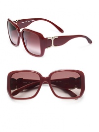 THE LOOKRectangular silhouetteAcetate framesSignature interlocked metal logo at templesUV protectionSignature case includedTHE COLORBurgundy frames with brown gradient lensesORIGINMade in France