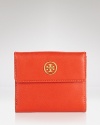 Sleek and polished. Tory Burch's keeps the essentials in their proper place with this leather wallet, accented by an understated logo plaque.