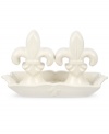 Shaped like the iconic lilies, decorated Fleur de Lys salt and pepper shakers from Portmeirion set tables in the French tradition. Featuring ivory stoneware in a scalloped dish for an extra dash of elegance every day.