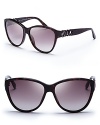 Boasting matte link accents and gradient lenses, MARC BY MARC JACOBS' sunnies exude city chic.