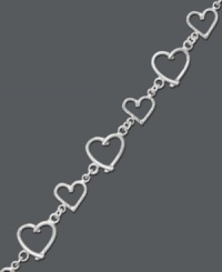 Accent your look with lovable links. This chic style by Giani Bernini features open-cut hearts in sterling silver. Approximate length: 7-1/2 inches.