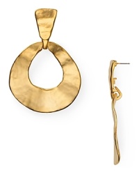 We love the effortless glamour of these gorgeous Kenneth Jay Lane drop earrings, crafted of 22-karat gold plated metal that has been specially hammered for added allure.