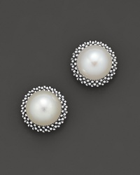 From the Luna Collection, sophisticated pearl stud earrings with signature Caviar detail. Designed by Lagos.