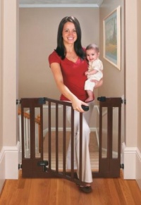 Summer Infant Sure and Secure Deluxe Top of Stairs Wood Walk Thru Gate