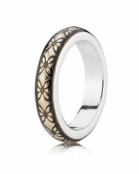 PANDORA's engraved sterling silver ring glazed with transparent golden enamel adds a bohemian touch to your jewelry box.