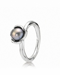 A gorgeous grey freshwater pearl bursts forth from a petal-like silver setting. A striking ring worn on its own or stacked with other PANDORA pieces.