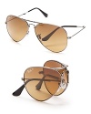 Sharpen your outlook in these classic, foldable Ray-Ban aviator sunglasses with glare-reducing polarized lenses.