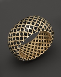 An intricate lattice design in 18K yellow gold is hand-detailed with enamel on Gucci's Diamantissima ring.