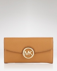 Compact style makes a statement with this leather wallet from MICHAEL Michael Kors. The gold logo detailing on this piece makes it a an enviable way to accessorize.