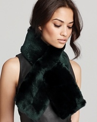 With a pull-through slit and longer length, this 525 America fur scarf is a must-have winter staple.