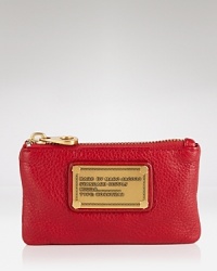 Crafted from leather with a logo plaque, this key pouch from MARC BY MARC JACOBS is a mini statement piece.