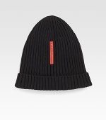 Classic winter essential in fine ribbed wool.Applied logo detail70% wool/30% cashmereDry cleanMade in Italy