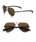 A remarkable style in lightweight steel, finished with logo and tech details at the temple. UV400 lenses Made in Italy 