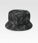 A bucket silhouette in camouflaged nylon with tonal colors and contemporary appeal. Stitched brim Made in Italy