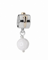 PANDORA's sophisticated golf charm features 14K gold tee motifs and an eye-catching white agate ball.