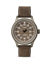 Rugged vintage style inspires this Timex watch, which features a classic dial with luminous hands and a leather strap as the complement.