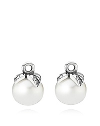 Lustrous freshwater pearls capped with sterling silver leaves add classic glamour to your PANDORA collection. These elegant charms suit both french wire and hoop earring styles.