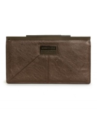 Sophisticated and stylish. This refined wallet by Kenneth Cole Reaction features an all-over slight sheen, signature plaque at front and sleek kiss lock closure.