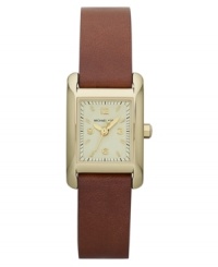 The classic combination of leather and golden tones stands out on this Michael Kors watch.