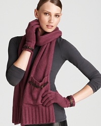 A leather buckle detail on the pocket and ribbed edges give this warm scarf a memorable touch.