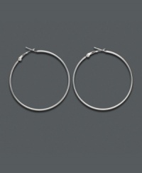 What goes around comes around. Spread good style with these sterling silver hoop earrings by Giani Bernini, perfect for every day. Approximate diameter: 2 inches.