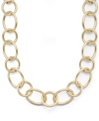 A single layer adds a hint of shine. Giani Bernini's link necklace is crafted in 24k gold over sterling silver. Approximate length: 18 inches.